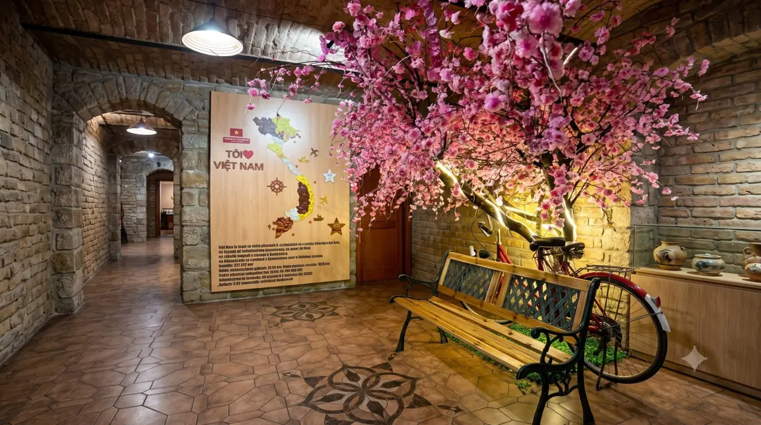 Interiér restaurace ve Slavkově s kvetoucí sakurou