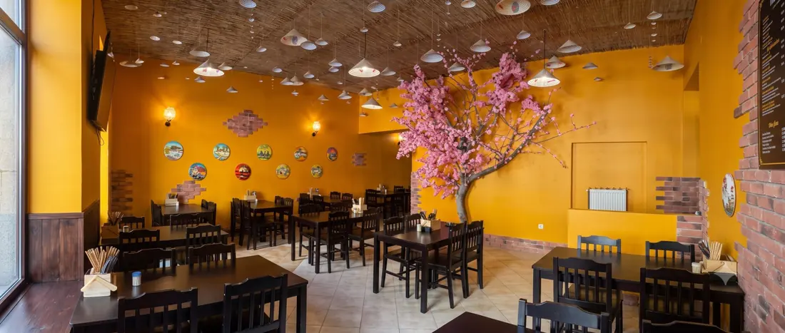 Interiér restaurace v Šumperku s kloboučky nón lá pod stropem